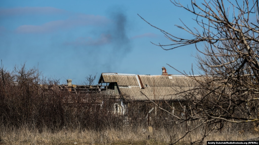 Дим від палаючого дота бойовиків російських гібридних сил під селищем Пікузи