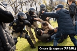 Riot police clash with protesters in the city of Khabarovsk in Russia's Far East on October 10. Months of regular protests followed the arrest in July of the region's governor on decades-old murder-related charges. (Olga Tsykareva, RFE/RL)