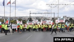 Служители на пътно-поддържаща фирма във Варна блокираха движението по Аспаруховия мост в града