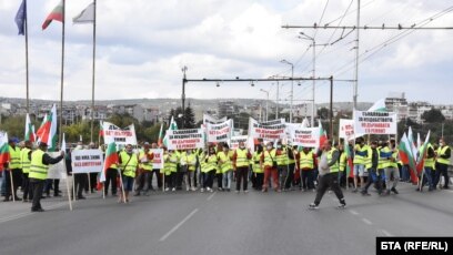 Служители на пътно-поддържаща фирма във Варна блокираха движението по Аспаруховия мост в града