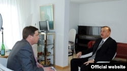 Президент Азербайджана Ильхам Алиев дает интервью корреспонденту информационного агентства Bloomberg Юрию Хамбэру, Давос, 27 января 2010 года