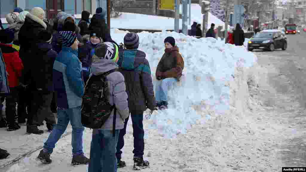Пушкин урамындагы кар көрте янында мәктәп укучылары