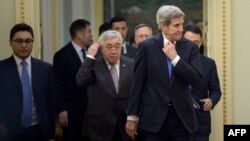 В центре — министр иностранных дел Казахстана Ерлан Идрисов, справа — государственный секретарь США Джон Керри. 