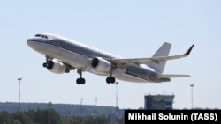 Самолет Airbus А320 «Добролет» авиакомпании «Аэрофлот» в аэропорту Стригино