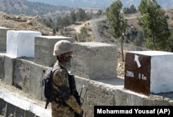 A Pakistani soldier stands guard at the newly erected fence between Pakistan and Afghanistan at Angore Adda in October 2017.