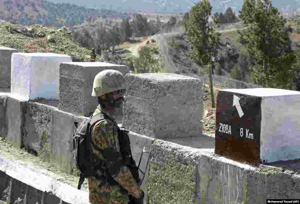 АВГАНИСТАН - Пакистан го затвори главниот граничен премин со Авганистан откако две гранати паднаа преку границата на негова територија.