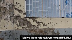 Будівля, що потрапила під обстріл. Село Гранітне, Донецька область