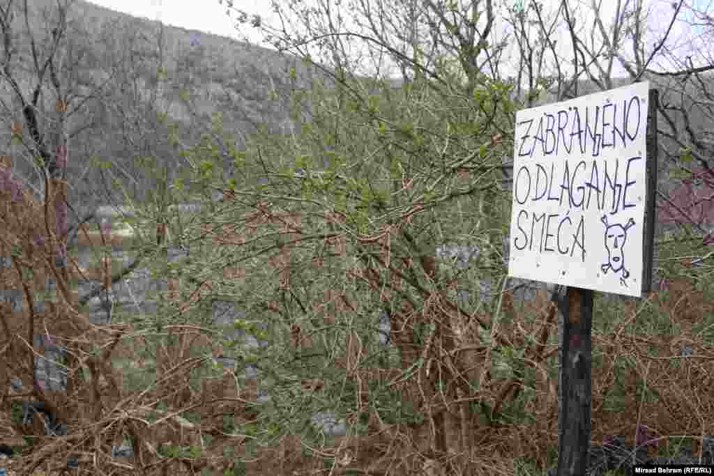 Jedno od brojnih upozorenja, koje su aktivisti udruženja &ldquo;Majski cvijet&rdquo; postavili uz rijeku Neretvu uzduž Bunskih kanala.