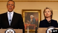 Хиллари Киинтон и Сергей Лавров на встрече в Вашингтоне 7 мая 2009 г.