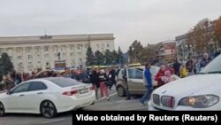 Oamenii cu steaguri ucrainene în centrul orașului Herson se bucură la apariția soldaților Forțelor Armate Ucrainene, care au intrat în orașul eliberat de armata rusă, Herson, 11 noiembrie 2022 