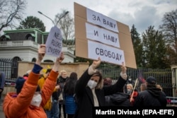 Акция протеста у посольства России. Прага, 18 апреля 2021 года