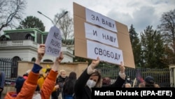 Protest la Praga în fața Ambasadei Rusiei, 18 aprilie 2021