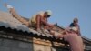 Доки волонтери в одній частині села відновлюють дахи, іншу – обстрілюють. Є потерпілі (відео)