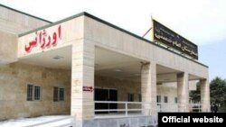 بیمارستان امام خمینی در شهر نقده؛ گفته شده یکی از سه دختری که اقدام به خودکشی کرده هم‌اکنون در حال کماست.