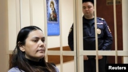 Обвиняемая в убийстве ребенка Гюльчехра Бобокулова на скамье подсудимых в московском суде. 2 марта 2016 года.