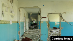 Разрушенная школа на Донбассе (архивное фото)