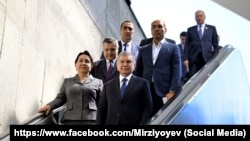 Президент Шавкат Мирзиёев, Олий Мажлис Сенати раиси Танзила Норбоева ва бошқа амалдорлар. Тошкентдаги ерости йўлини кўздан кечиришяпти. 29 август, 2025 йил. Расм иллюстрация учун ишлатилди. 
