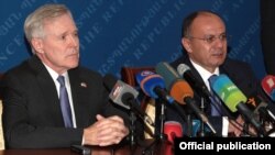 Armenia - Defense Minister Seyran Ohanian (R) and visiting U.S. Secretary of the Navy Ray Mabus at a news conference in Yerevan, 29Oct2012.