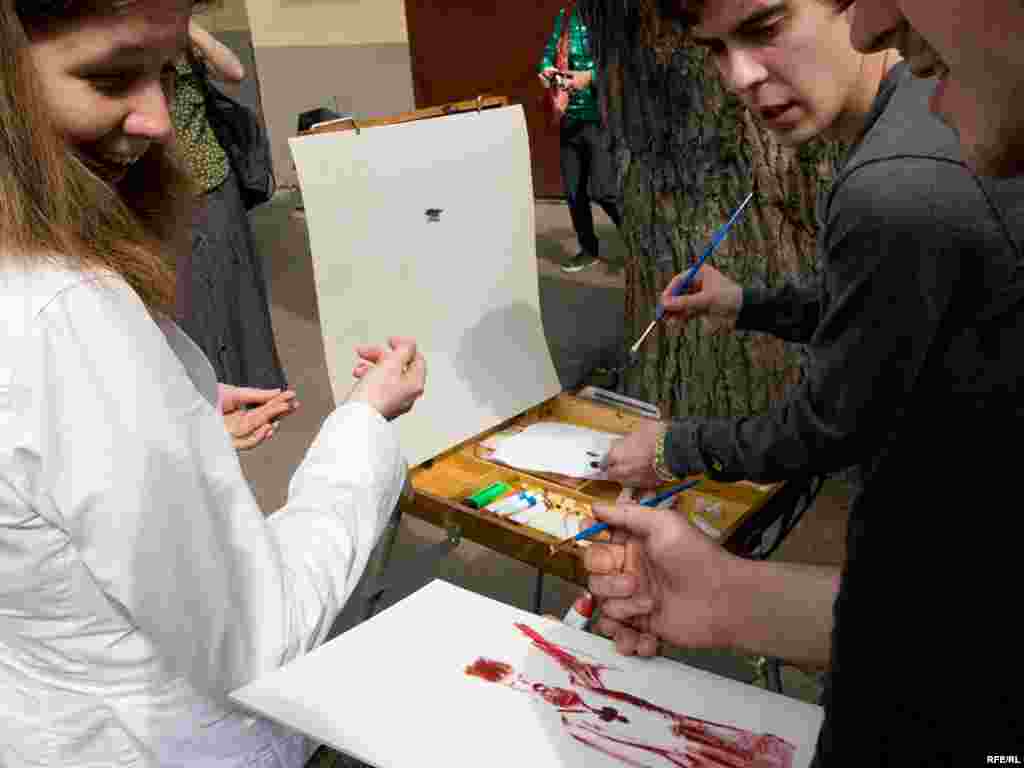 Участники движения "Мы" во главе с Романом Доброхотовым рисовали картины на тему выставки "Запретное искусство" 