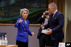 Robert Fico, premierul Slovaciei, a încercat să negocieze cu Ursula von der Leyen un compromis pentru a permite țării sale să importe în continuare gaz rusesc prin Ucraina. Nici von der Leyen, nici Zelenski, nici Putin nu-i oferă soluții.