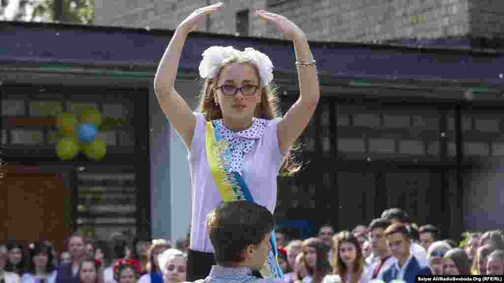 Шкільний вальс у виконанні випускників