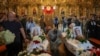 Мама Тетяна (у центрі серед сидячих жінок) на літургії за упокій своїх двох доньок – Любави та Віри, життя яких 14 травня обірвала російська ракета. Київ, 19 травня 2026 року
