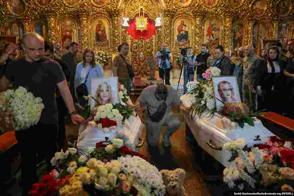 Рідні й близькі прощаються із сестрами Любавою (фото ліворуч) та Вірою, які загинули внаслідок російської атаки