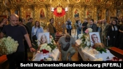 На панахиду прийшли рідні, друзі, однокласники, викладачі та побратими їхнього батька, який загинув на війні у 2023 році