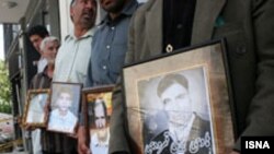 خانواده های قربانیان، با عکس های آنها به دادگاه آمده بودند.