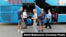 Nahid Mujkanović (prvi s lijeva), ukrcava se na autobus za Grac u rodnom Gradačcu 15. septembra 2021. Nakon završenih studija medicine posao će potražiti u Austriji.
