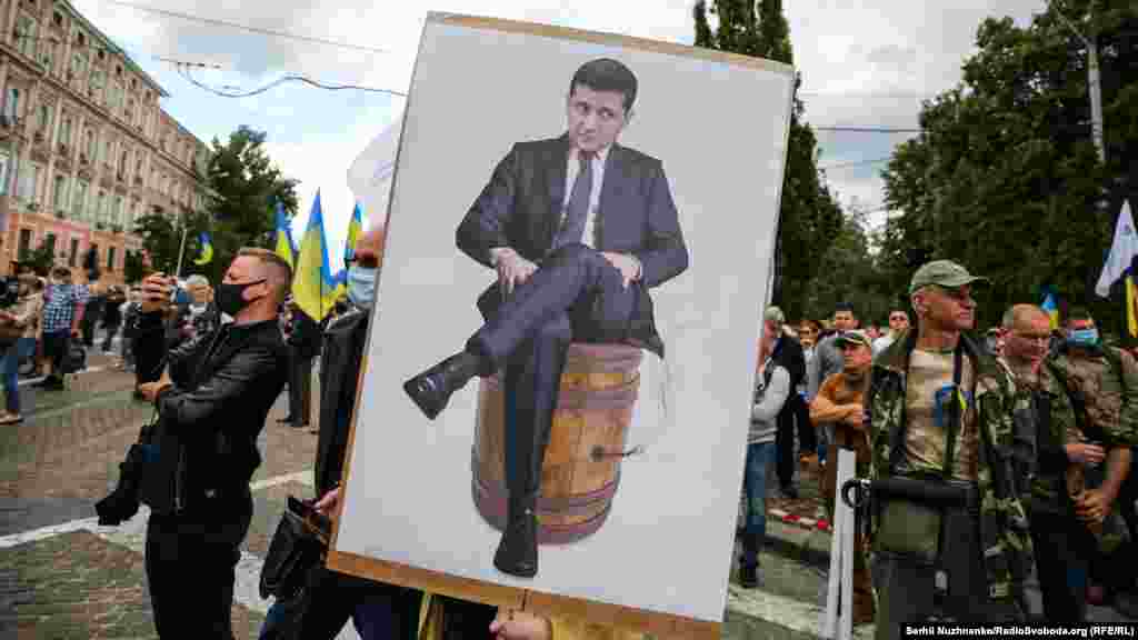 Під час акції на підтримку Петра Порошенка біля стін Печерського суду, Київ, 8 липня 2020 року БІЛЬШЕ ПРО ЦЕ