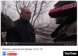 Бойовик на псевдо «Гіві» допитує українського військового
