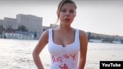 Диана ја кине својата маица за Путин.