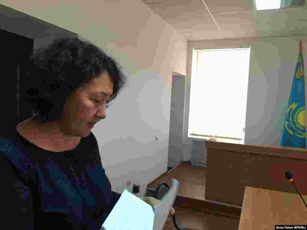 Белсенді Марс Боқаевтың әпкесі Ақмарал Боқаева сот процесінде туысының қорғаушысы болуға рұқсат алды. Макс Боқаевпен туыстары он бес күннен соң алғаш рет сот залында көрісті. Атырау, 3 маусым 2016 жыл.