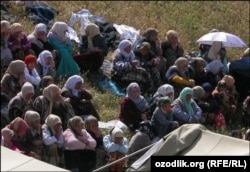 Андижанские беженцы в палаточном лагере в Джалал-Абаде, 2005 год