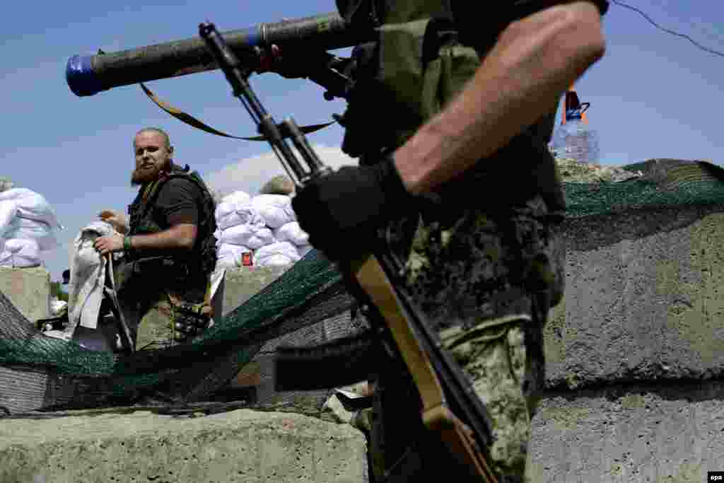 Славянск. Пророссийские боевики на блокпосту.