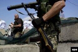 Militanți pro-ruși la o barieră în afara orașului Slaviansk.