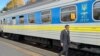 Rafael Grossi, Nemzetközi Atomenergia-ügynökség (NAÜ) főigazgatója egy vonat mellett Ukrajnában 2022. október 12-én