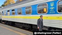 Генеральний директор Міжнародного агентства з атомної енергії (МАГАТЕ) Рафаель Гроссі біля українського потяга. Фото опубліковане 12 жовтня 2022 року