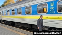Rafael Grossi, Nemzetközi Atomenergia-ügynökség (NAÜ) főigazgatója egy vonat mellett Ukrajnában 2022. október 12-én