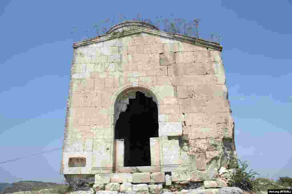 Qafqaz Albaniyası məbədi dağılır 