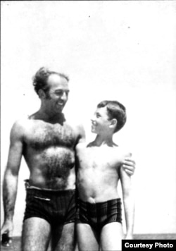 Gheorghe Ursu, alături de fiul său, Andrei. Dată nespecificată.