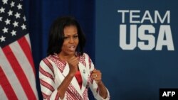 Michelle Obama adresîndu-se membrilor echipei olimpice americane