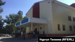 У здания Алматинского онкологического центра. Алматы, 13 сентября 2018 года.