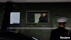 Американскиот претседател Доналд Трамп седи во хеликоптерот „Марин Уан“ додека тој заминува за Азија од Јужниот тревник на Белата куќа во Вашингтон, САД, на 24 октомври 2025 година.