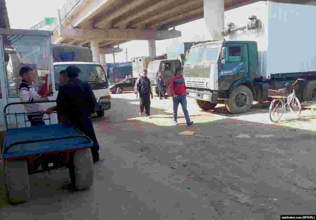 Söwdagärler we olaryň ýük ulaglary.