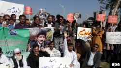 Pakistani journalists protest the attack on Hamid Mir.