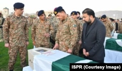 Асим Мунир (в центре) на похоронах военнослужащих ВС Пакистана, погибших во время атаки местных сепаратистов-белуджей на гарнизон в городе Кветта, столице пакистанской провинции Белуджистан. 9 ноября 2024 года