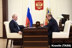 Президент РФ Владимир Путин и глава российской разведки ФСБ Александр Бортников в государственной резиденции Ново-Огарево под Москвой, 16 июня 2020 года