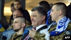 Президент Порошенко на футбольному поєдинку Ліги Європи «Динамо» – «Евертон» (Ліверпуль, Англія), НСК «Олімпійський», Київ, 19 березня 2015 року